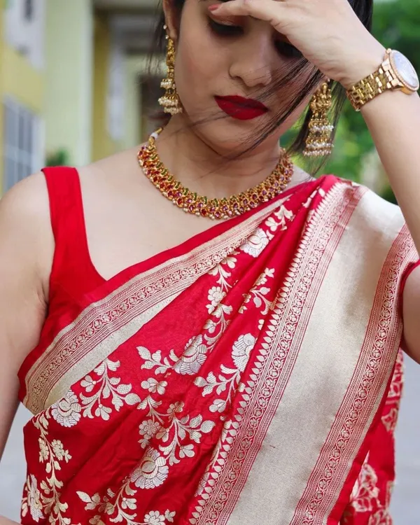 Red_Embellished_Banarasi_Jacquard_Saree_(Red)